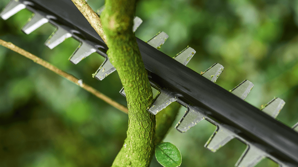 Bosch UniversalHedgePole 18 Laserski obrađeni i dijamantski brušeni noževi su konstruisani za brzo i precizno sečenje grana sa postojano ravnom završnom obradom.